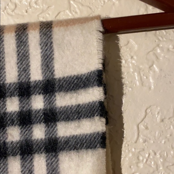 Burberry Cashmere Scarf - Picture 5 of 5